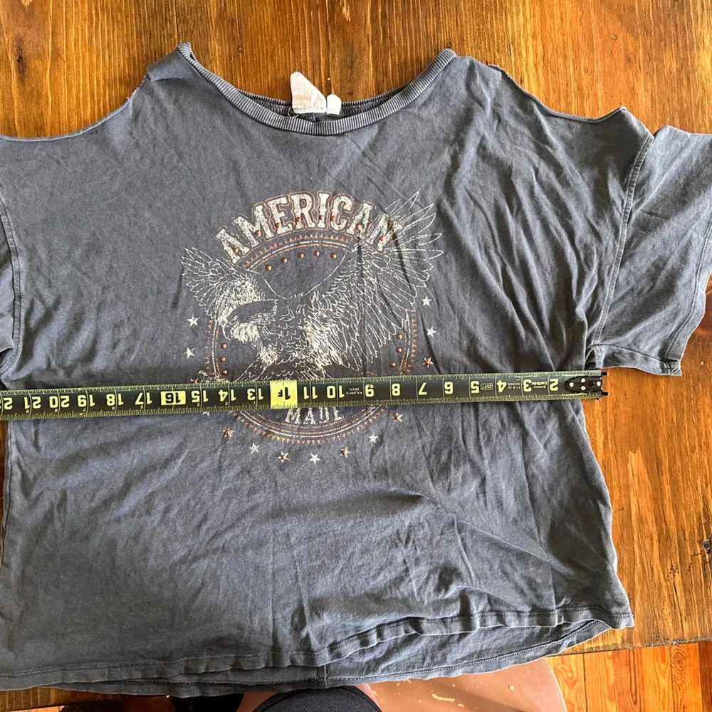 White Crow Cold Shoulder Tee Size L | Boot Barn American Made Graphic Top - Picture 5 of 8